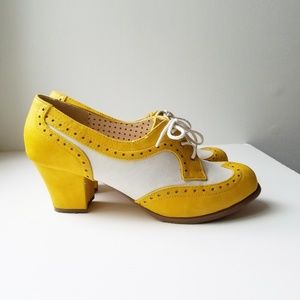 B.A.I.T Footwear Two Toned Pumps